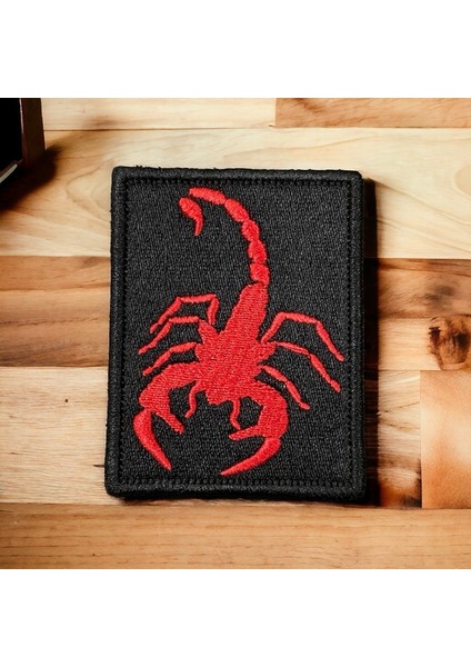 Siyah Zemin Kırmızı Akrep Patch Arma Nakış - 6x8 cm