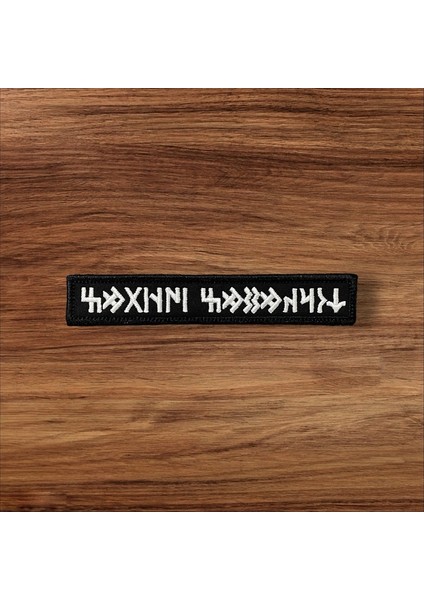Siyah Zemin Korkmadık Savaştık Yazılı Peç - 12X2 cm