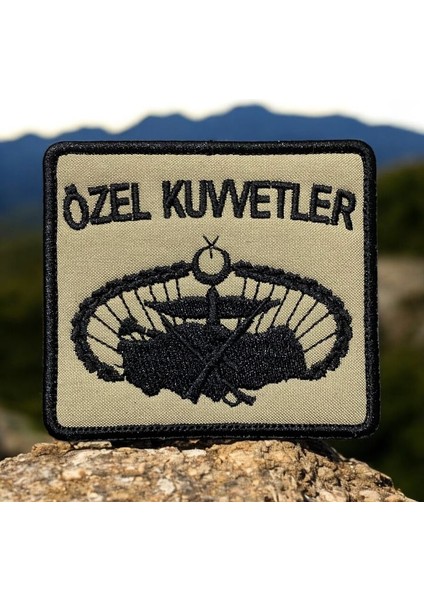Tan Rengi Zemin Özel Kuvvetler Bröve Arma Patch - 8x7 cm