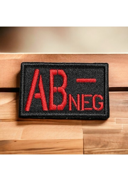 Siyah Zemin Ab Negatif (-) Kan Grubu Peçi Arması - 8x5 cm