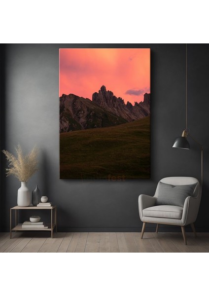 Alacakaranlık Dağları - Pembe Gökyüzü Altında Yükselen Kayalıklar Kanvas Tablo