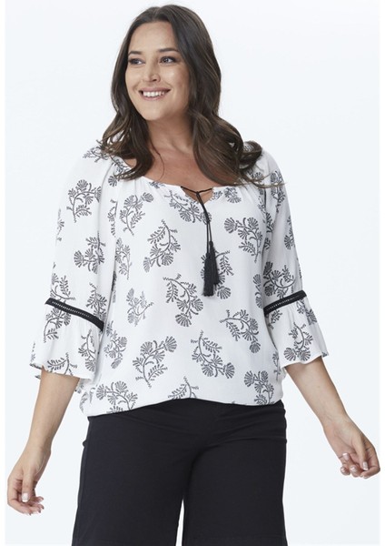 Yuvarlak Yaka Kontrast Aksesuarlı Bluz