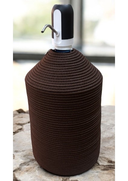 Kahverengi jüt hasır görünümlü damacana kılıfı, şık ve doğal görünüm sağlar.