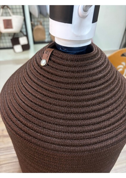 Kahverengi jüt hasır görünümlü damacana kılıfı, şık ve doğal görünüm sağlar. fiyatları