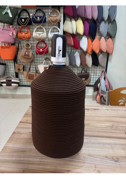 Kahverengi jüt hasır görünümlü damacana kılıfı, şık ve doğal görünüm sağlar. modelleri