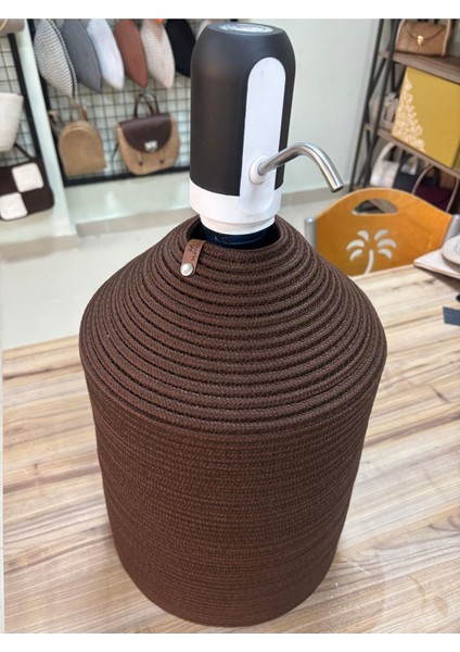 Kahverengi jüt hasır görünümlü damacana kılıfı, şık ve doğal görünüm sağlar. fırsatları