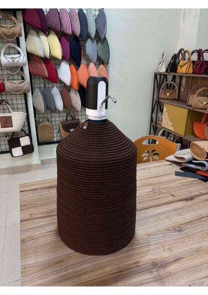 Kahverengi jüt hasır görünümlü damacana kılıfı, şık ve doğal görünüm sağlar. indirimleri