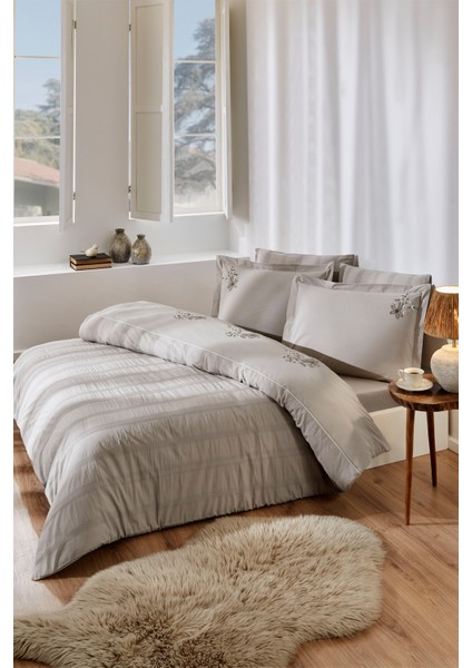 Clivia Çift Kişilik Nakışlı Saten Nevresim Takımı