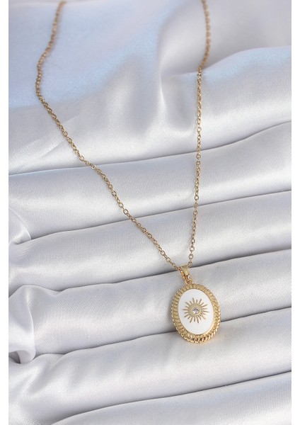Gold Renk Zincir Beyaz Mineli Güneş Işlemeli Zirkon Taş Detaylı Madalyon Model Kadın Kolye - EBJ250501W33593 fiyatları