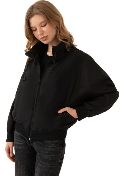 Spor Kadın Dik Yaka Su ve Rüzgar Geçirmez Oversize Crop Mevsimlik Yağmurluk Rüzgarlık