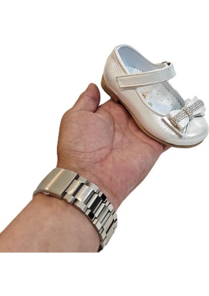 8013 Beyaz Rugan Taşlı Kurdeleli Cırtlı Bebe Babet