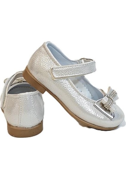 8013 Beyaz Rugan Taşlı Kurdeleli Cırtlı Bebe Babet modelleri