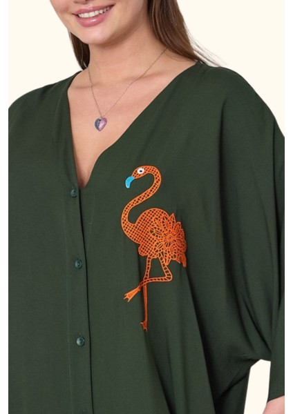 Haki V Yaka Önü ve Sırtı Flamingo Nakışlı Cepli Oversize Uzun Gömlek Elbise modelleri