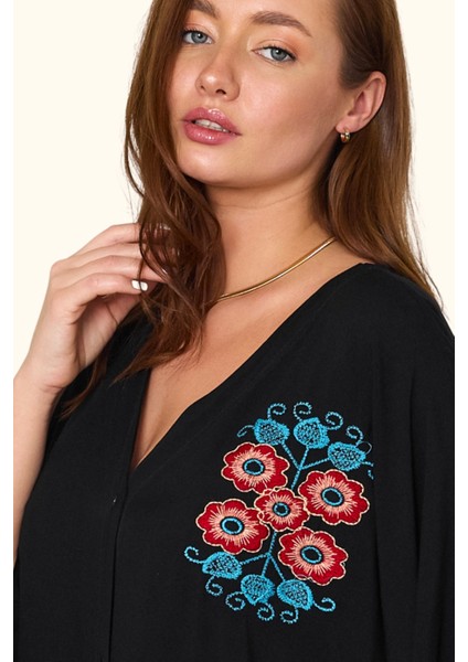 Siyah V Yaka Sırtı ve Göğsü Çiçek Nakışlı Cepli Oversize Uzun Gömlek Elbise modelleri