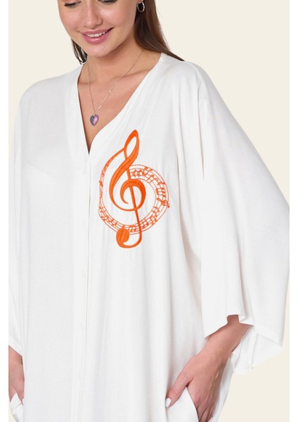 Beyaz V Yaka Göğsü Nota Nakışlı Cepli Oversize Uzun Gömlek Elbise modelleri