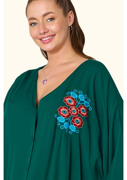 Haki V Yaka Sırtı ve Göğsü Çiçek Nakışlı Cepli Oversize Uzun Gömlek Elbise modelleri