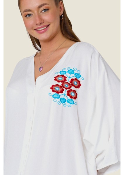 Beyaz V Yaka Sırtı ve Göğsü Çiçek Nakışlı Cepli Oversize Uzun Gömlek Elbise modelleri