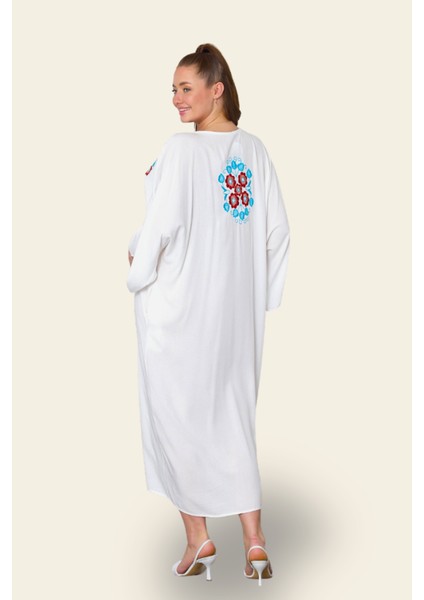 Beyaz V Yaka Sırtı ve Göğsü Çiçek Nakışlı Cepli Oversize Uzun Gömlek Elbise fırsatları