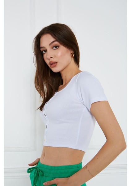 Önü Düğme Detaylı Crop T-Shirt