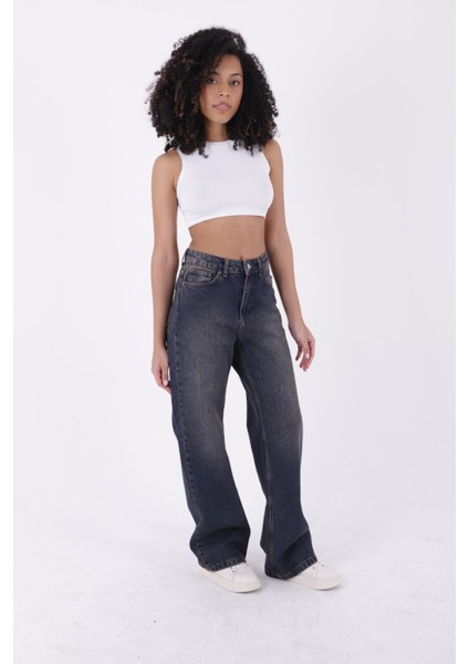 Geniş Paçalı ve Yüksek Belli Cepli Rahat Kadın Kot Pantolon Relaxed Jean Koyu Mavi Tintli Denim