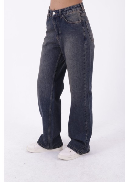 Geniş Paçalı ve Yüksek Belli Cepli Rahat Kadın Kot Pantolon Relaxed Jean Koyu Mavi Tintli Denim