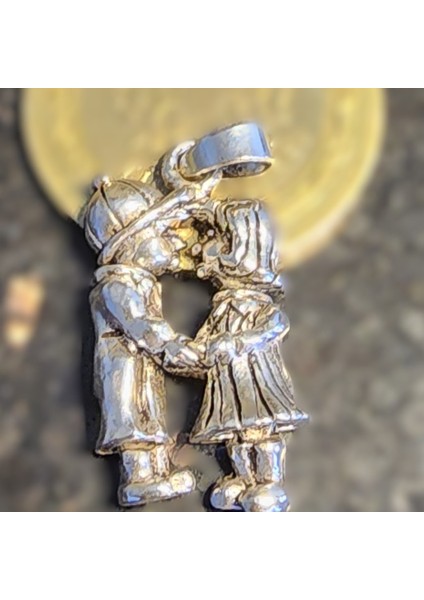 925 Ayar Gümüş Öpüşen Çocuklar Kolye Ucu fiyatları