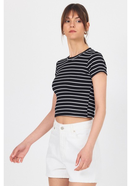 Siyah Bisiklet Yaka Çizgili Crop Tişört 2147 fırsatları