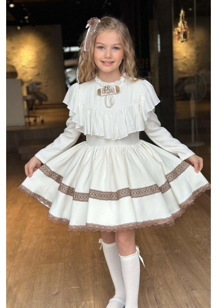 Kız Çocuk Göğsü ve Yakası Fırfırlı Eteği Pliseli Dantel Şerit Detaylı Beyaz Elbise