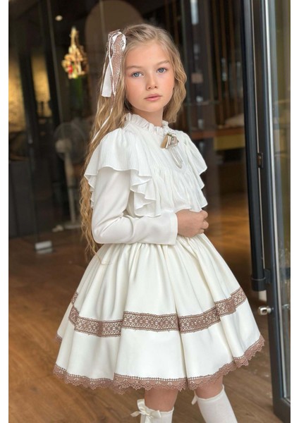 Kız Çocuk Göğsü ve Yakası Fırfırlı Eteği Pliseli Dantel Şerit Detaylı Beyaz Elbise fiyatları