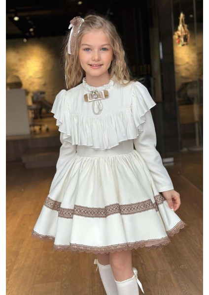 Kız Çocuk Göğsü ve Yakası Fırfırlı Eteği Pliseli Dantel Şerit Detaylı Beyaz Elbise modelleri