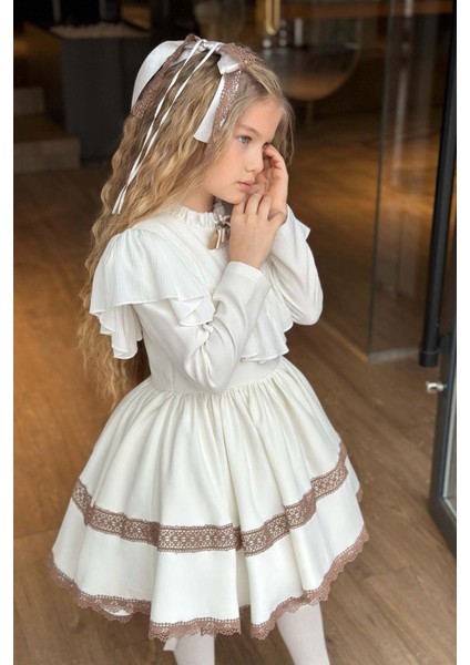 Kız Çocuk Göğsü ve Yakası Fırfırlı Eteği Pliseli Dantel Şerit Detaylı Beyaz Elbise fırsatları