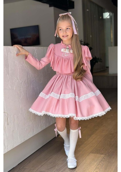 Kız Çocuk Göğsü ve Yakası Fırfırlı Eteği Pliseli Dantel Şerit Detaylı Pudra Elbise