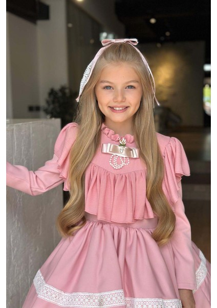 Kız Çocuk Göğsü ve Yakası Fırfırlı Eteği Pliseli Dantel Şerit Detaylı Pudra Elbise fiyatları