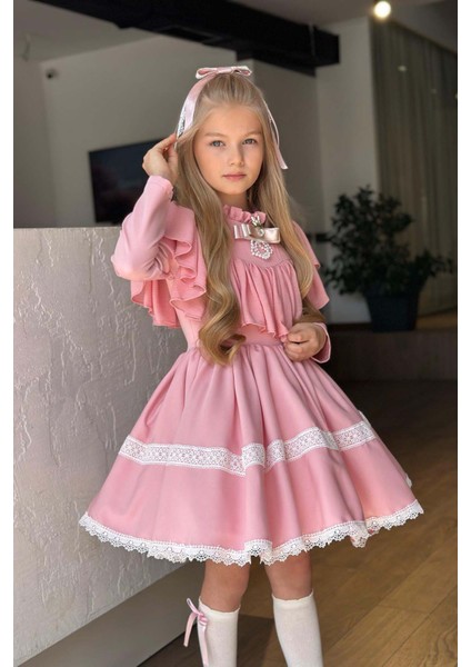 Kız Çocuk Göğsü ve Yakası Fırfırlı Eteği Pliseli Dantel Şerit Detaylı Pudra Elbise modelleri