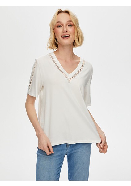 Yakası ve Kolu Delik Işi Nakış Detaylı Kısa Kol T-Shirt S25TSH065