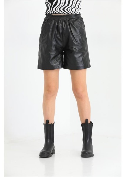 Cep ve Lastik Detaylı Kadın Deri Şort - Siyah
