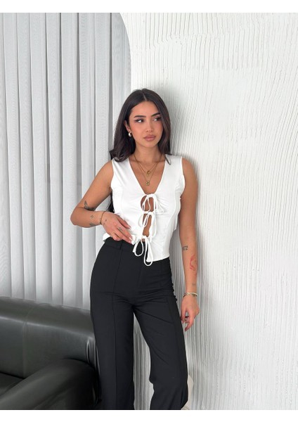 Önü Bağlama Detaylı Mikro Kumaşlı Crop Bluz