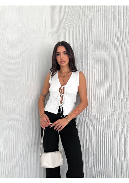 Önü Bağlama Detaylı Mikro Kumaşlı Crop Bluz fırsatları