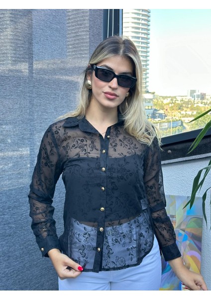Kadın Siyah Transparan Dantel Detaylı Altın Düğmeli Uzun Kollu Gömlek – Şık ve Zarif Kombinler Için