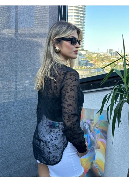 Kadın Siyah Transparan Dantel Detaylı Altın Düğmeli Uzun Kollu Gömlek – Şık ve Zarif Kombinler Için modelleri