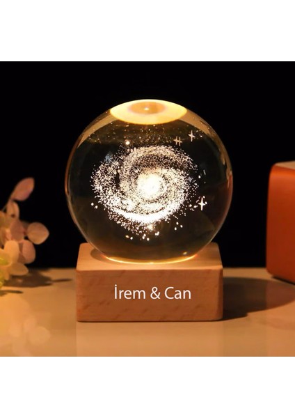 Isme Özel Büyük Boy Işıklı Kare Ahşap Kaideli Toz Bulutu Temalı Cam Küre 8 cm