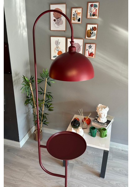 Modern hareketli metal lambader, sehpa ile şık ve fonksiyonel dekoratif aydınlatma fırsatları