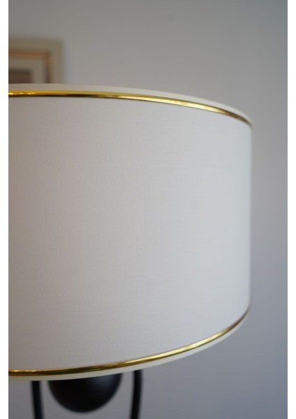 Modern metal ayaklı gold detaylı şık abajur, yüksekliği 151-200 cm