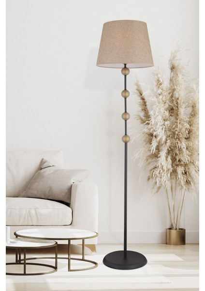 Modern metal ayaklı oturma odası lambası, şık ve fonksiyonel tasarım.