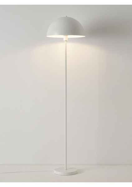 Modern metal ayaklı dekoratif abajur, şık beyaz gövde, yüksekliği 101-150 cm, tek ayaklı modeli