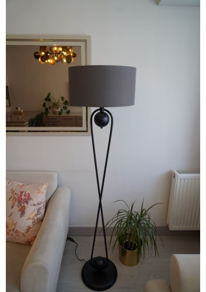 Modern Füme Şapkalı Siyah Metal Ayaklı Abajur, Şık ve Estetik Tasarım, Yerden Yükseklik: 151-200 cm