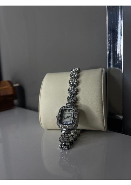Taşlı Zarif Kadın Kol Saati