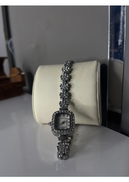 Taşlı Zarif Kadın Kol Saati modelleri