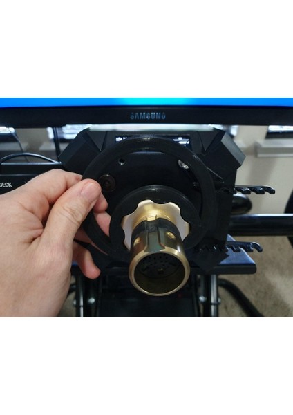 Fanatec Podyum Anahtarı Sadece Plastik Aparattır.
