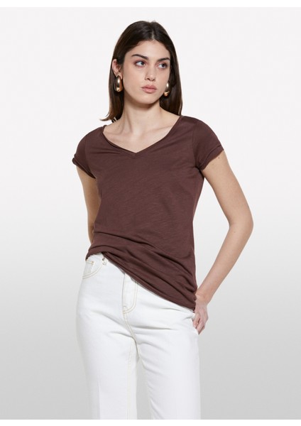 V Yaka Koyu Kahve Kadın T-Shirt 3TNHL4007 fiyatları